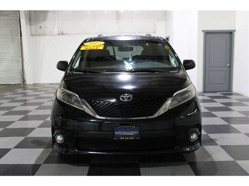 Used 2017 Toyota Sienna SE image 3