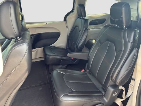 Used 2024 Chrysler Pacifica Touring-L FWD image 14
