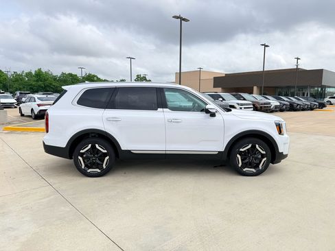Used 2025 Kia Telluride S FWD image 4