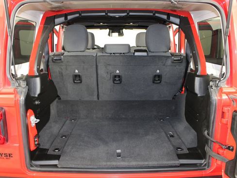 Used 2025 Jeep Wrangler Unlimited Sahara AWD/4WD image 17