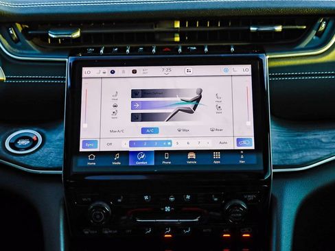 Used 2025 Jeep Grand Cherokee Limited w/ Luxury Tech Group II image 16