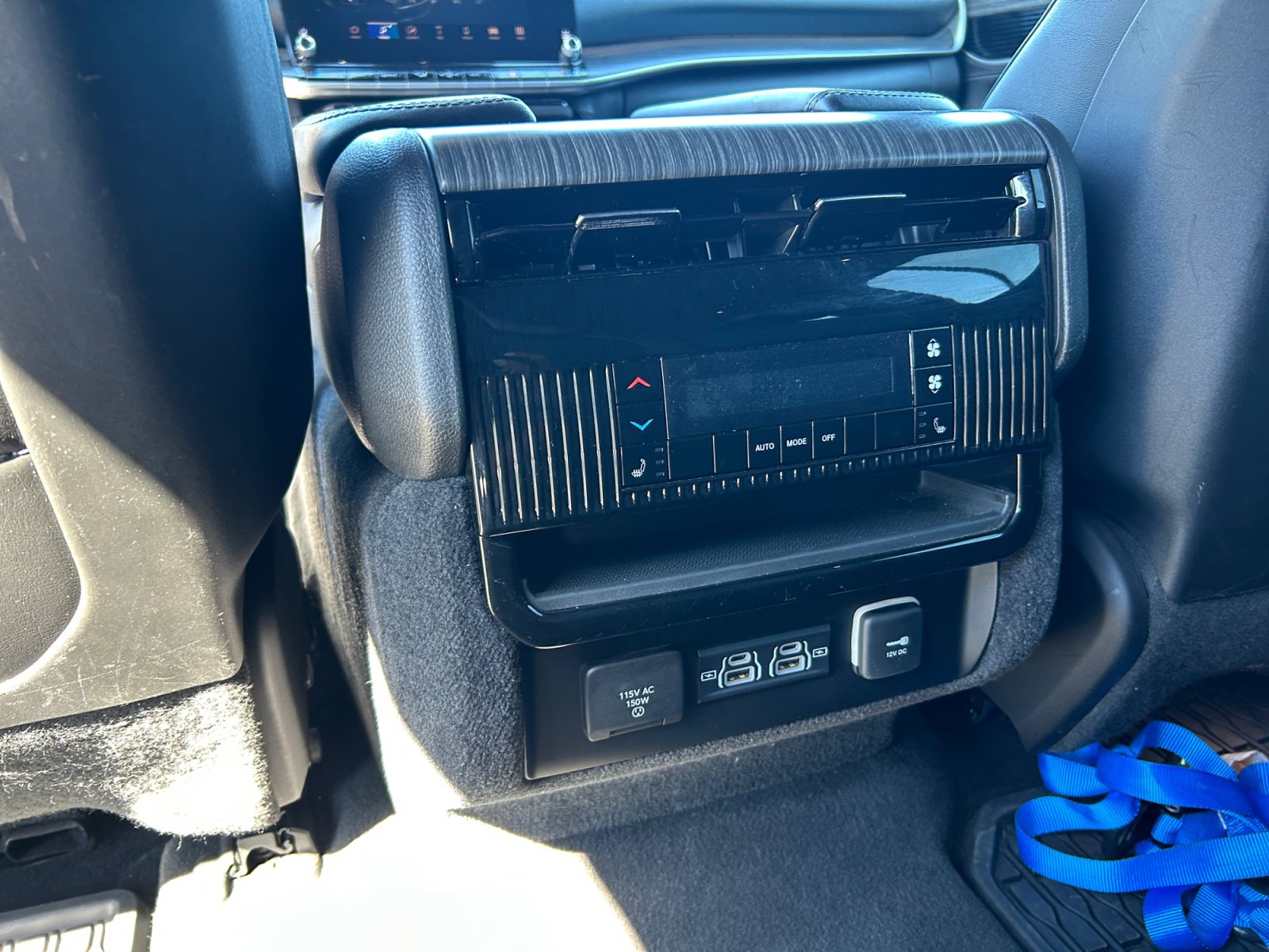 Used 2024 Jeep Wagoneer L Series II w/ Flexible Seating Group RWD image 21