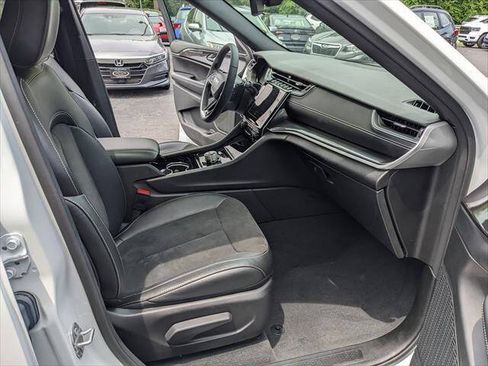 Used 2023 Jeep Grand Cherokee L Laredo AWD/4WD image 19