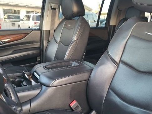 Used 2019 Cadillac Escalade ESV Premium Luxury image 14