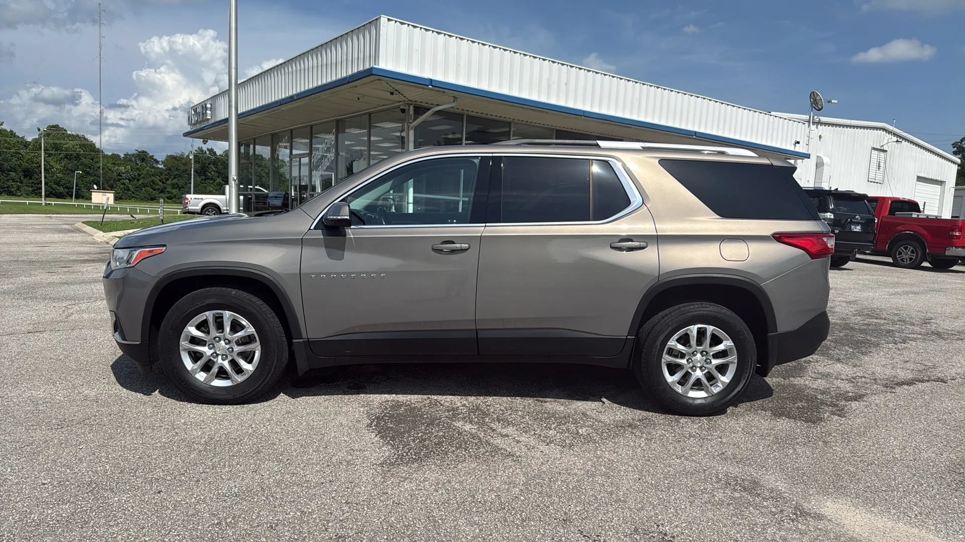 Used 2018 Chevrolet Traverse LT FWD image 2