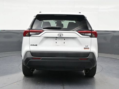 Used 2021 Toyota RAV4 LE FWD image 4