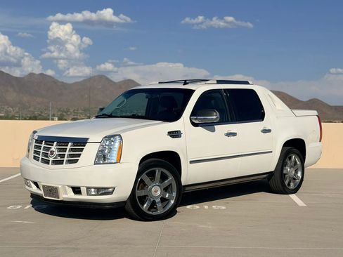 Used 2013 Cadillac Escalade EXT Premium AWD/4WD image 2