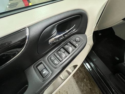 Used 2016 Dodge Grand Caravan SE image 15