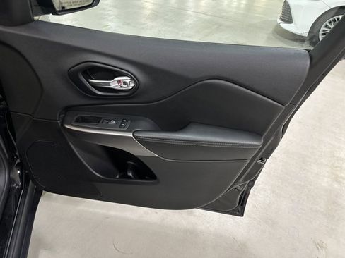 Used 2022 Jeep Cherokee Latitude Lux w/ Mopar Interior Package image 38