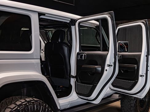 Used 2022 Jeep Wrangler Unlimited Sahara AWD/4WD image 27
