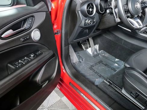 Used 2023 Alfa Romeo Stelvio Veloce image 9