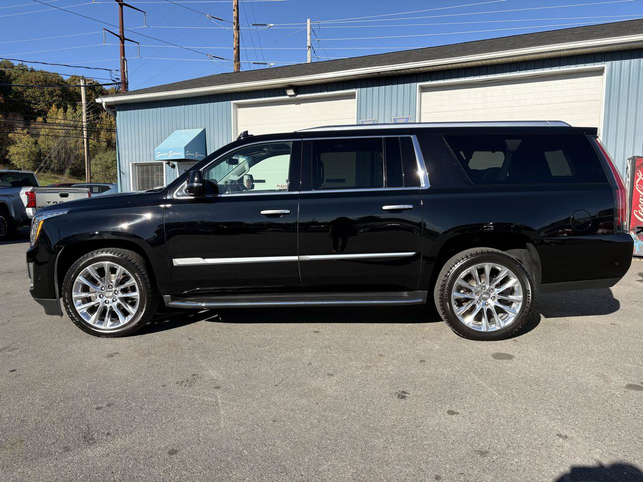Used 2018 Cadillac Escalade ESV Luxury AWD/4WD image 2