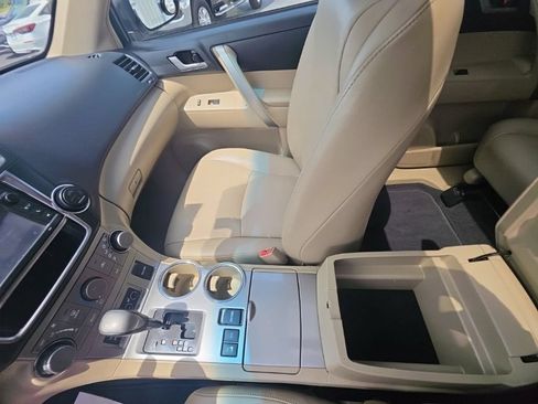 Used 2013 Toyota Highlander SE AWD/4WD image 24