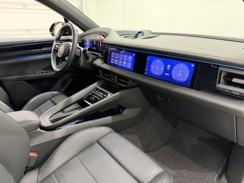 Certified 2025 Porsche Macan 4S Electric AWD/4WD image 23