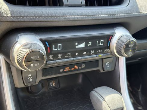 Used 2025 Toyota RAV4 XLE FWD image 38