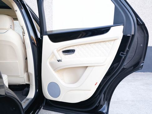 Used 2018 Bentley Bentayga image 27