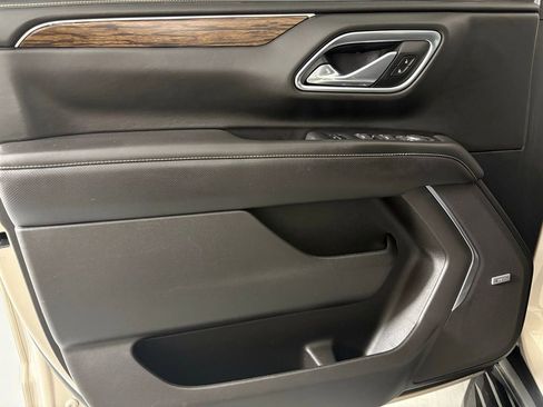 Used 2021 Chevrolet Tahoe Premier w/ Premium Package image 17