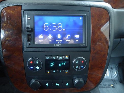 Used 2013 Chevrolet Avalanche LTZ image 12