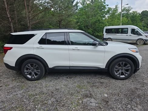 Used 2022 Ford Explorer XLT w/ XLT Sport Appearance Package AWD/4WD image 2
