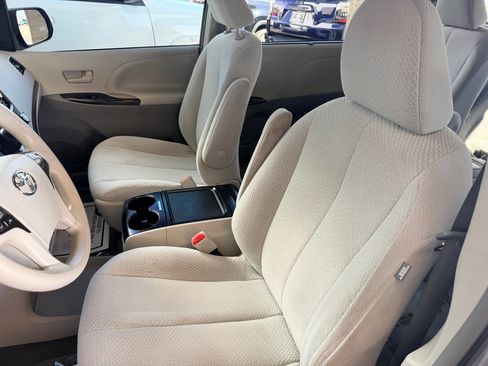 Used 2012 Toyota Sienna LE image 7