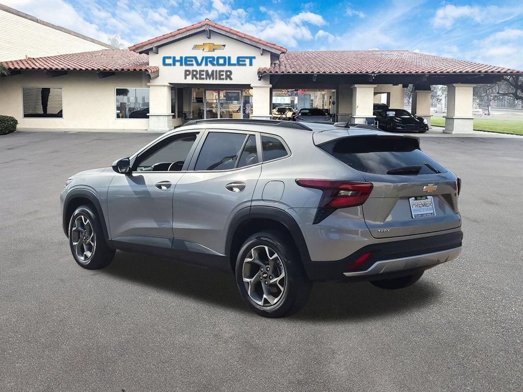 Used 2025 Chevrolet Trax LT FWD image 6