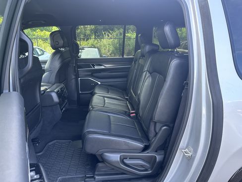 Used 2024 Jeep Wagoneer L Series II w/ Flexible Seating Group RWD image 9