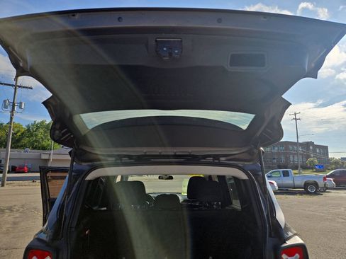 Used 2019 Jeep Renegade Sport w/ Sport Appearance Group AWD/4WD image 23