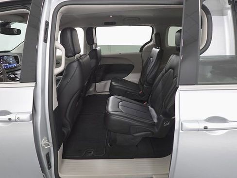 Used 2024 Chrysler Pacifica Touring-L image 21