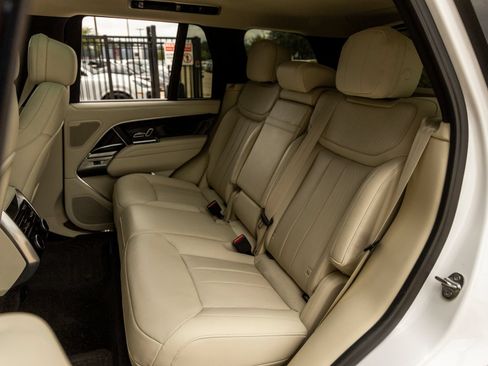 Used 2025 Land Rover Range Rover SE AWD/4WD image 33