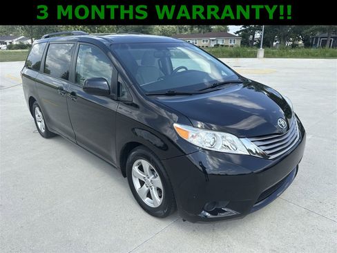 Used 2017 Toyota Sienna LE image 1