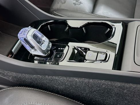 Used 2025 Volvo XC40 B5 Plus image 25