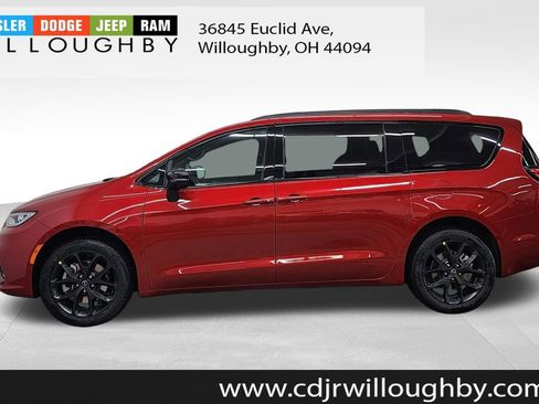 New 2026 Chrysler Pacifica Select image 5