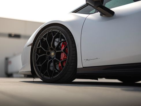Used 2018 Lamborghini Huracan AWD/4WD image 27