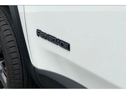 Used 2023 Jeep Renegade Altitude image 8