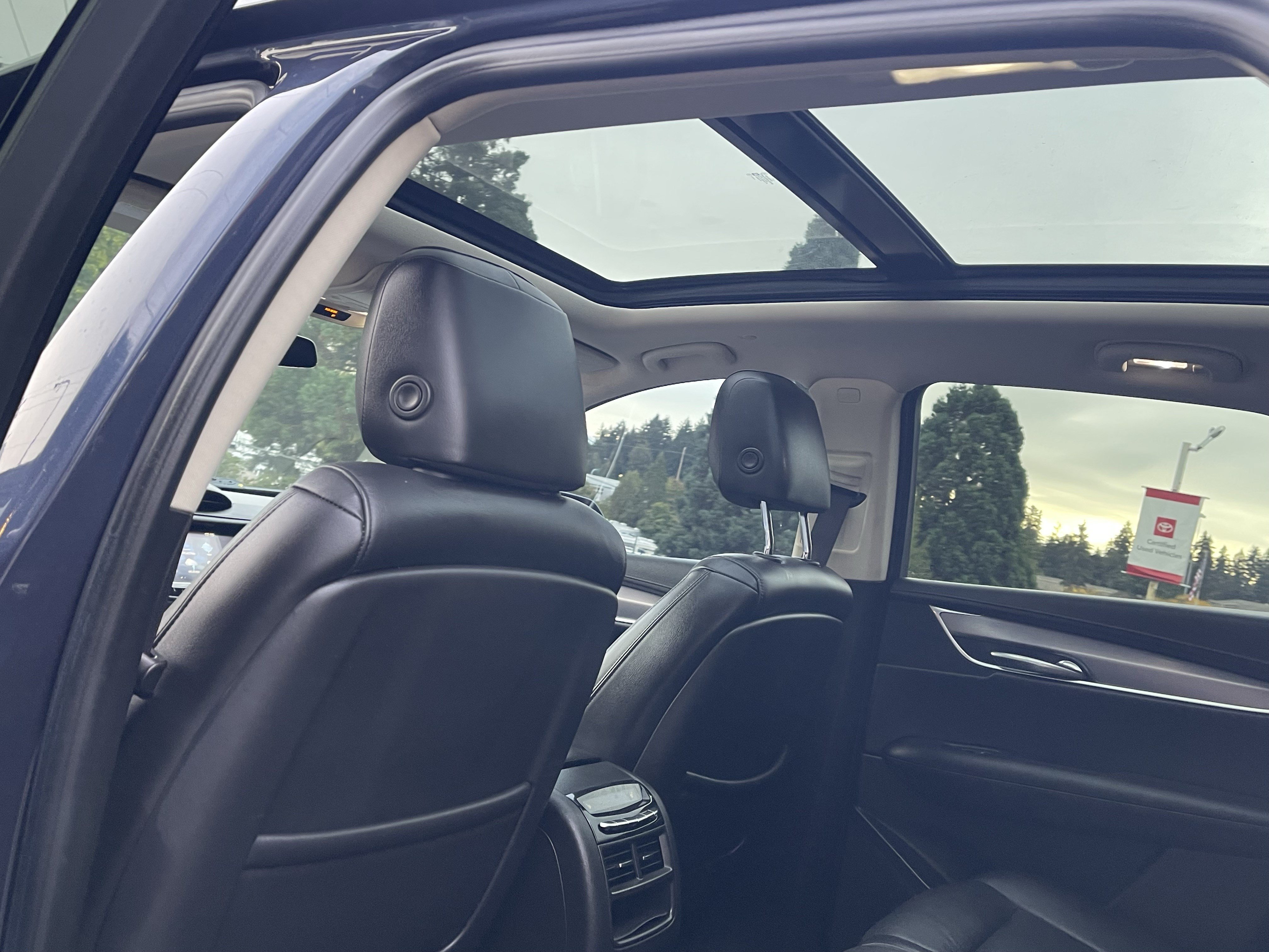 Used 2018 Cadillac XT5 Luxury w/ Driver Awareness Package FWD image 15