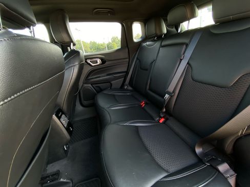 Used 2023 Jeep Compass Latitude w/ Sun and Sound Group AWD/4WD image 10