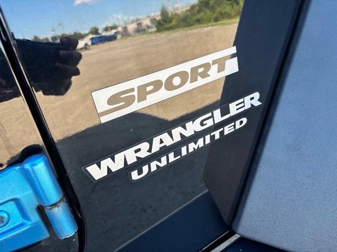 Used 2017 Jeep Wrangler Unlimited Sport w/ Quick Order Package 24S AWD/4WD image 9