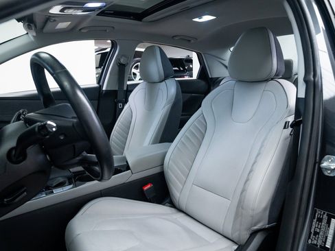 Used 2021 Hyundai Elantra Limited image 18