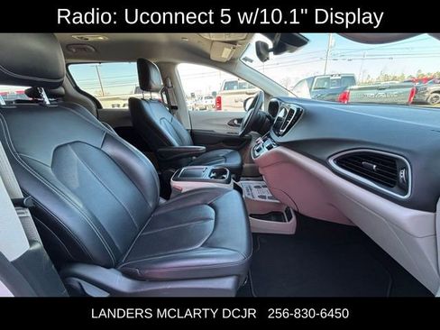 Used 2024 Chrysler Pacifica Touring-L image 10