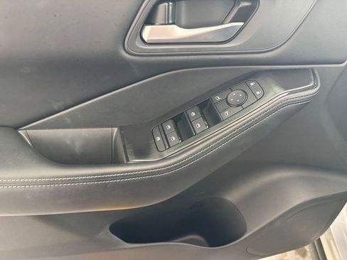 Used 2025 Nissan Rogue SV image 18