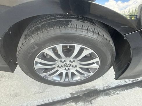 Used 2020 Toyota Sienna XLE w/ Carpet Mat Package FWD image 22