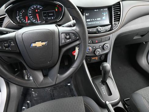 Used 2017 Chevrolet Trax LS w/ Fleet Convenience Package AWD/4WD image 37