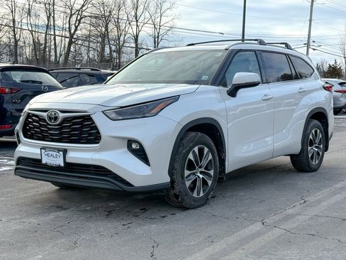 Used 2022 Toyota Highlander XLE image 3