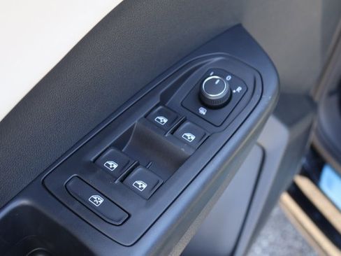 Certified 2025 Volkswagen Taos SE image 11