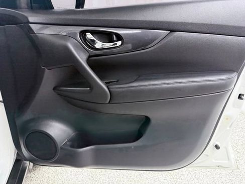 Used 2018 Nissan Rogue SV w/ Premium Package FWD image 18