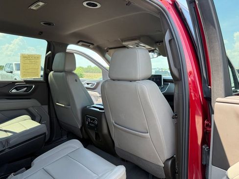Used 2023 Chevrolet Suburban LT RWD image 17