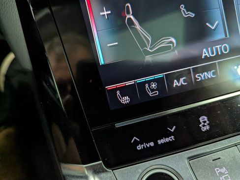 Used 2022 Audi e-tron Premium Plus w/ Premium Plus Package AWD/4WD image 29