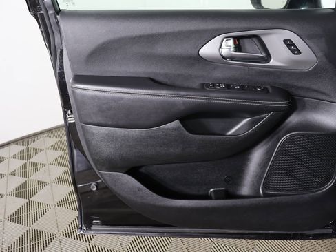 Used 2025 Chrysler Pacifica Select FWD image 20
