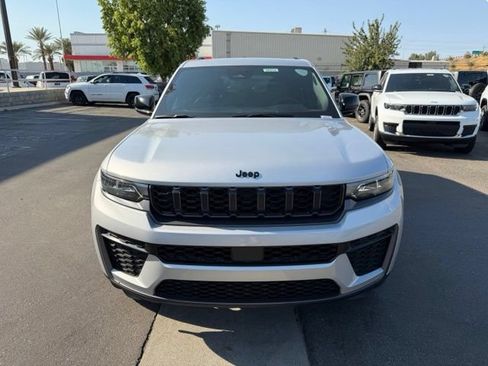 New 2026 Jeep Grand Cherokee Altitude AWD/4WD image 2