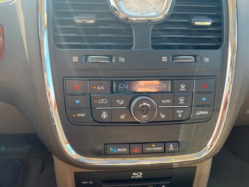 Used 2013 Chrysler Town & Country Touring-L w/ Driver Convenience Group FWD image 19